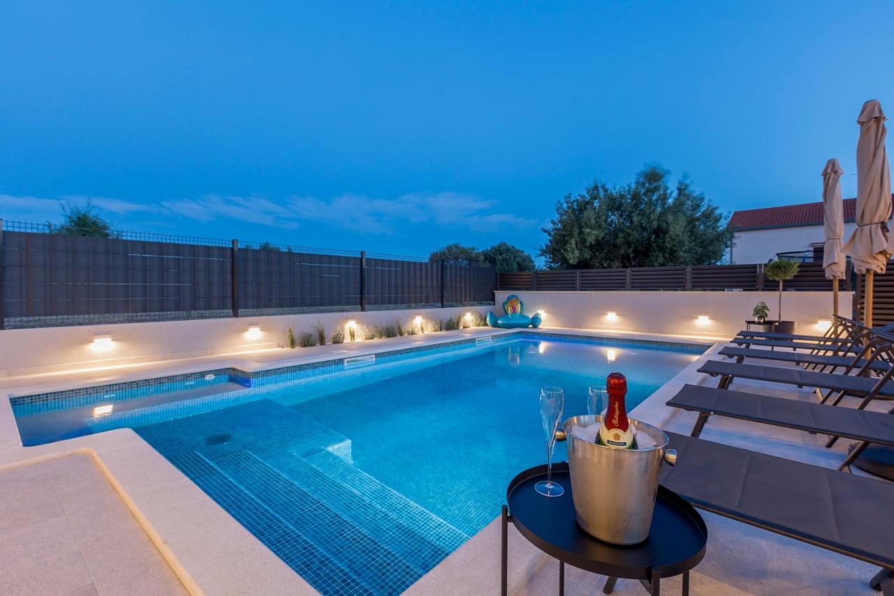 Luxury Villa Diana With Heated Pool And Jacuzzi Dograde Exterior photo